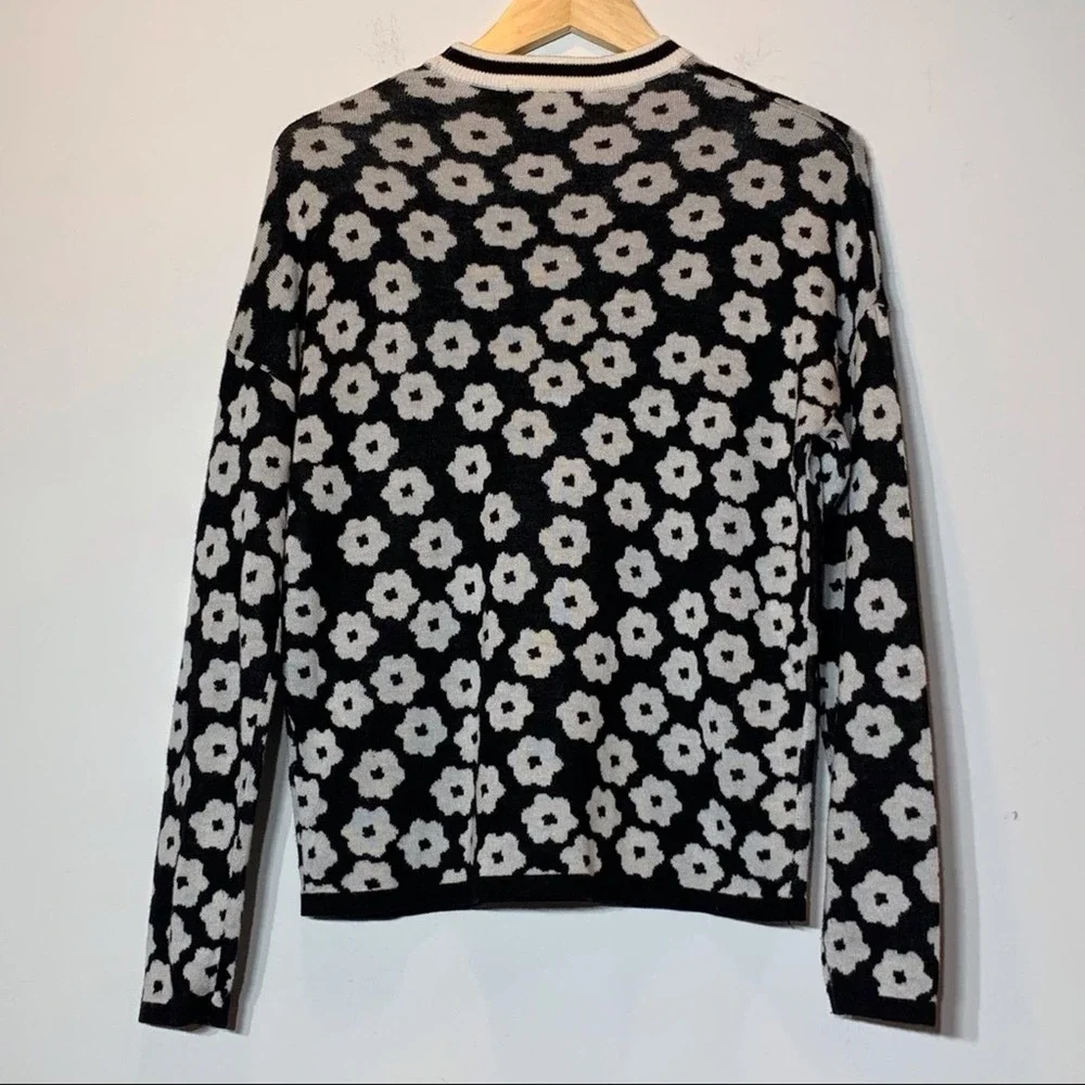 EUC Retro Black and White Floral‎ Print Sweater